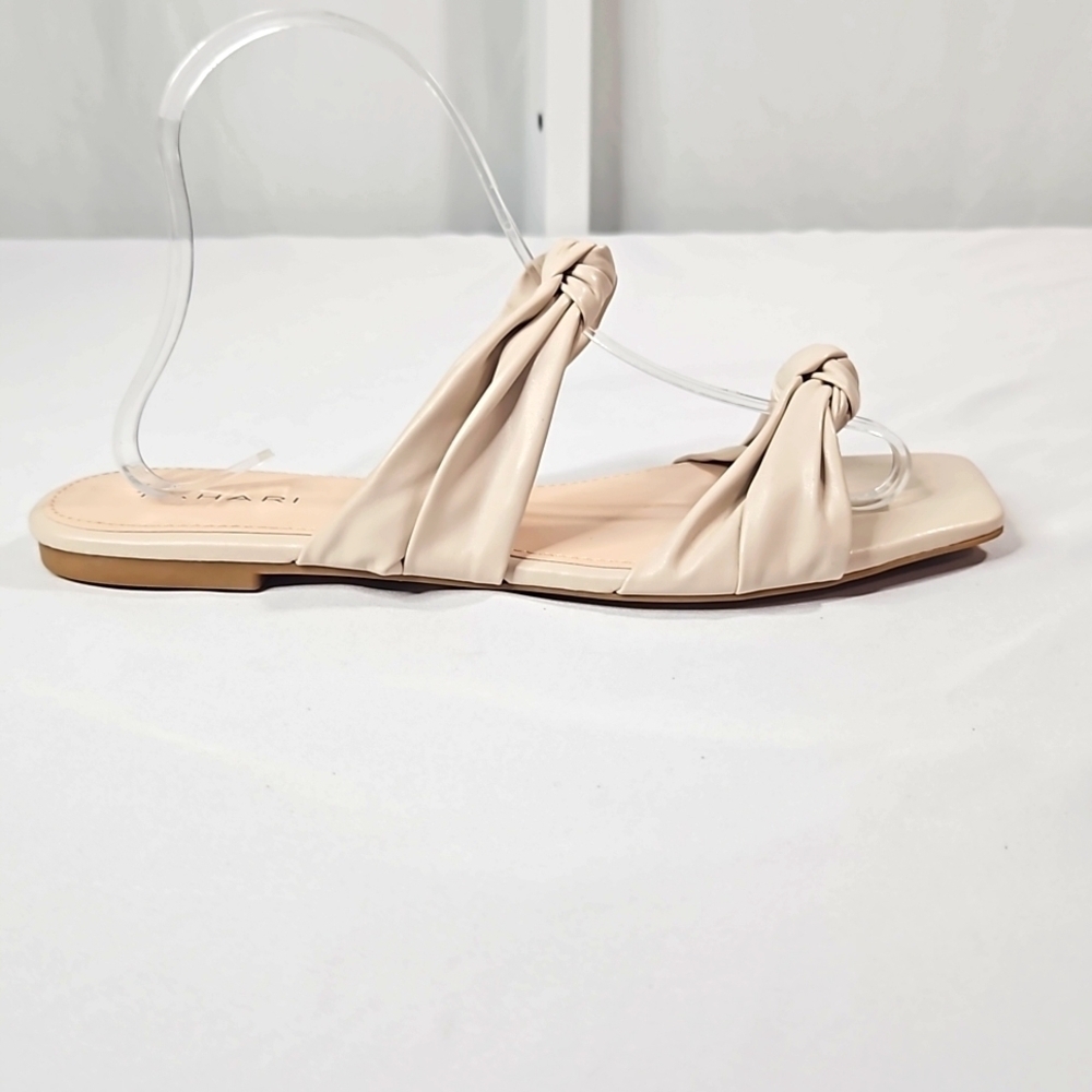 Tahari Faux leather Cream Sandals Sz 8 NWOT